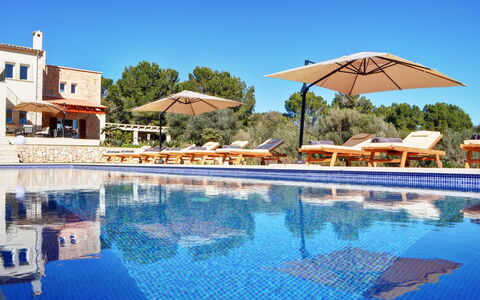 Can Mako: Gartenmöbel, Schwimmbad, Resort, Regenschirm, Freizeit, Sonnenliege, Boot, Watercraft, Villa, Hotel