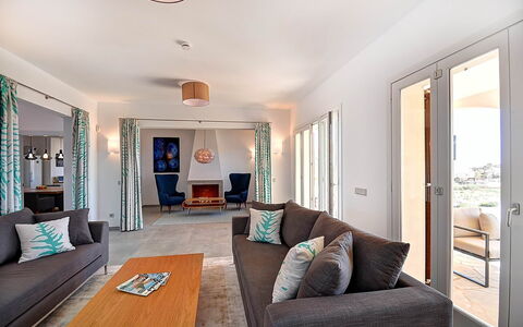 Can Mako: Möbel, Interior Design, Couch, Flooring, Fussboden, Holz, Decke, Wohnzimmer, Tabelle, Wohnung