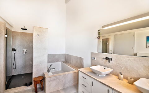 Can Mako: Flooring, Wand, Armatur, Fussboden, Interior Design, Decke, Badezimmer, Zapfhahn, Installation, Bad Sink