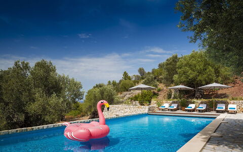 Villa Mallorca: Blau, Schwimmbad, Gartenmöbel, Resort, Sonnenliege, Freizeit, Stuhl, Läge, Urlaub, Ferienort