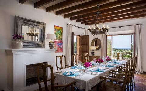 Villa Mallorca: Möbel, Interior Design, Tabelle, Esszimmer, Geschirr, Stuhl, Küche & Esszimmer Tisch, Beleuchtung, Flooring, Zimmer