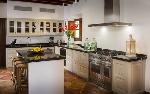 Villa Mallorca: Küche, Küchengerät, Countertop, Herd, Major Appliance, Möbel, Cabinetry, Interior Design, Haushaltsgerät, Flooring