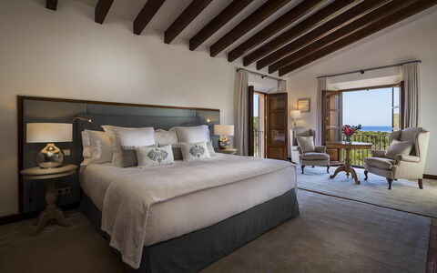 Villa Mallorca: Möbel, Interior Design, Flooring, Fussboden, Zuhause, Schlafzimmer, Bett, Resort, Zimmer, Bettrahmen