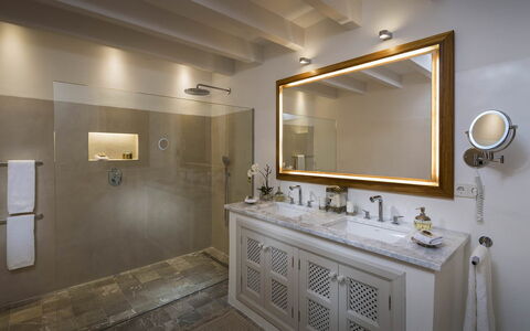 Villa Mallorca: Armatur, Zapfhahn, Interior Design, Decke, Sinken, Beleuchtung, Flooring, Installation, Badezimmer, Light Fixture