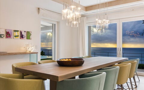 Villa Luce: Möbel, Interior Design, Flooring, Tabelle, Leuchter, Wand, Stuhl, Fussboden, Holz, Esszimmer