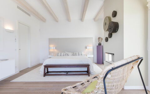 Villa Luce: Möbel, Interior Design, Bett, Fussboden, Flooring, Wand, Schlafzimmer, Holz, Zimmer, Decke