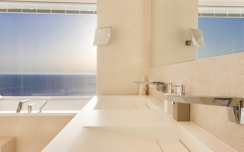 Villa Luce: Armatur, Flooring, Wand, Interior Design, Fussboden, Zapfhahn, Badezimmer, Installation, Sinken, Badewanne