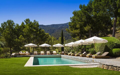 Villa Maggy: Gebirge, Senke, Schwimmbad, Resort, Eco Hotel, Landscaping, Schatten, Grat, Gartenmöbel, Sonnenliege