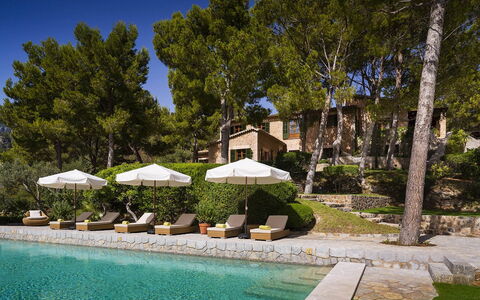 Villa Maggy: Gartenmöbel, Sonnenliege, Resort, Estate, Schwimmbad, Landscaping, Villa, Eco Hotel, Läge, Hinterhof