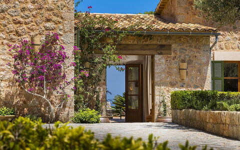 Villa Maggy: Strauch, Garten, Zuhause, Steinwand, Landscaping, Bauernhaus, Estate, Flagstone, Hof, Villa