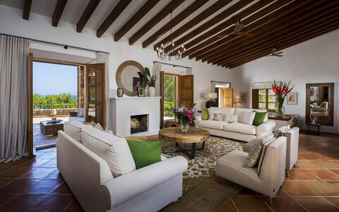 Villa Maggy: Möbel, Interior Design, Tabelle, Flooring, Stuhl, Couch, Holz, Wohnzimmer, Fussboden, Zuhause