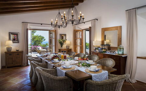 Villa Maggy: Möbel, Tabelle, Stuhl, Interior Design, Geschirr, Küche & Esszimmer Tisch, Esszimmer, Beleuchtung, Flooring, Zuhause
