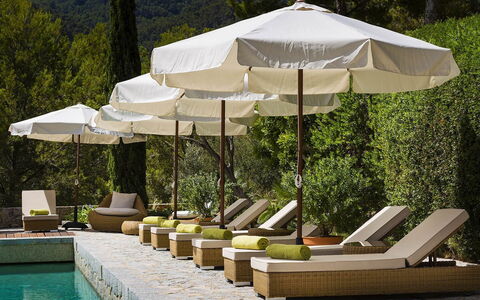 Villa Maggy: Regenschirm, Gartenmöbel, Möbel, Sonnenliege, Schatten, Stuhl, Resort, Schwimmbad, Tisch Im Freien, Design