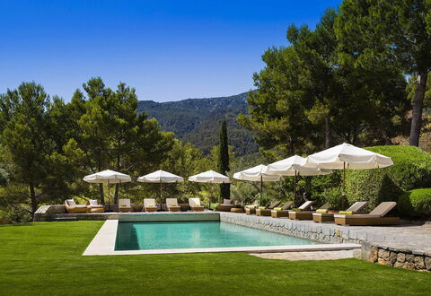 Villa Maggy: Gebirge, Senke, Schwimmbad, Resort, Eco Hotel, Landscaping, Schatten, Grat, Gartenmöbel, Sonnenliege