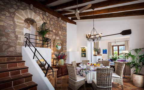 Villa Carlos: Möbel, Interior Design, Flooring, Stuhl, Tabelle, Fussboden, Beleuchtung, Decke, Küche & Esszimmer Tisch, Esszimmer