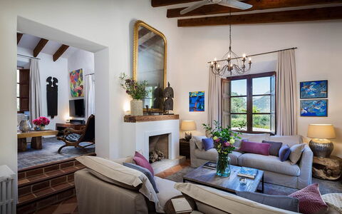 Villa Carlos: Möbel, Wand, Interior Design, Stuhl, Wohnzimmer, Tabelle, Zuhause, Couch, Flooring, Haus