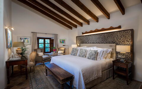Villa Carlos: Möbel, Interior Design, Fussboden, Flooring, Bett, Holz, Schlafzimmer, Decke, Zuhause, Beleuchtung