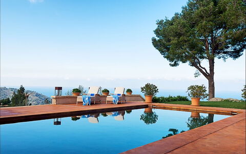 Villa Gem: Schwimmbad, Resort, Meer, Eco Hotel, Gartenmöbel, Küste, Blumentopf, Ferienort, Landscaping, Sonnenliege
