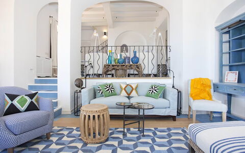 Villa Gem: Möbel, Blau, Interior Design, Flooring, Fussboden, Stuhl, Tabelle, Zuhause, Wohnzimmer, Couch