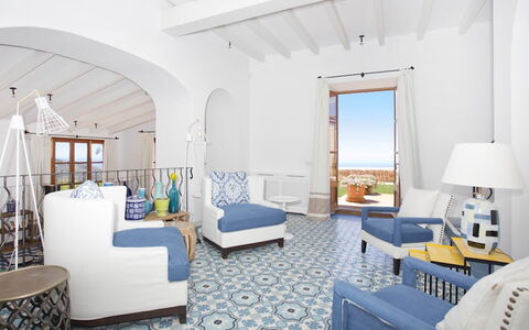 Villa Gem: Blau, Möbel, Flooring, Fussboden, Meer, Stuhl, Ozean, Hotel, Wohnzimmer, Resort
