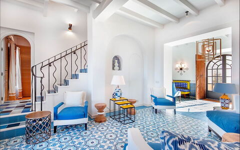 Villa Gem: Blau, Möbel, Flooring, Fussboden, Interior Design, Stuhl, Resort, Schwimmbad, Hotel, Design