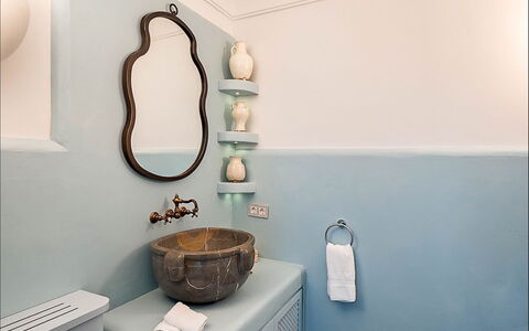 Villa Gem: Blau, Armatur, Interior Design, Badezimmer, Zapfhahn, Installation, Spiegel, Zuhause, Bad Sink, Light Fixture