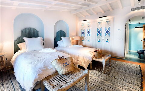 Villa Gem: Möbel, Bett, Schlafzimmer, Interior Design, Bedding, Bettdecke, Fussboden, Flooring, Decke, Bettrahmen