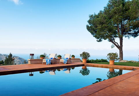 Villa Gem: Schwimmbad, Resort, Meer, Eco Hotel, Gartenmöbel, Küste, Blumentopf, Ferienort, Landscaping, Sonnenliege