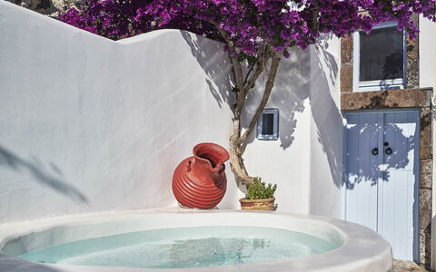 Villa Ivi: Blumentopf, Badewanne, Armatur, Gartenmöbel, Zimmerpflanze, Beton, Resort, Natürliches Material, Schatten, Badezimmer
