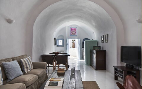 Villa Ivi: Möbel, Interior Design, Flooring, Couch, Wohnung, Fussboden, Beleuchtung, Decke, Wohnzimmer, Zuhause