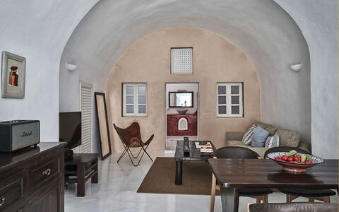 Villa Ivi: Möbel, Flooring, Interior Design, Fussboden, Decke, Wohnung, Light Fixture, Stuhl, Wohnzimmer, Lampe