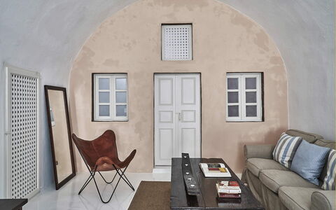 Villa Ivi: Wand, Möbel, Flooring, Fussboden, Interior Design, Decke, Zimmer, Wohnung, Stuhl, Wohnzimmer