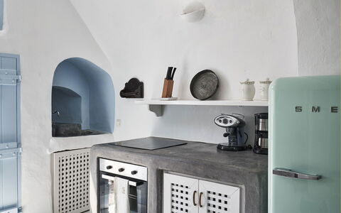 Villa Ivi: Küche, Küchengerät, Major Appliance, Countertop, Interior Design, Haushaltsgerät, Flooring, Möbel, Herd, Fussboden