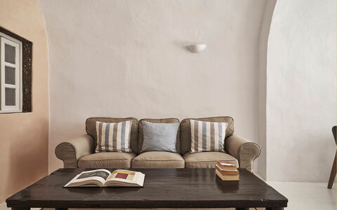 Villa Ivi: Möbel, Interior Design, Flooring, Fussboden, Braun, Zuhause, Zimmer, Wohnzimmer, Couch