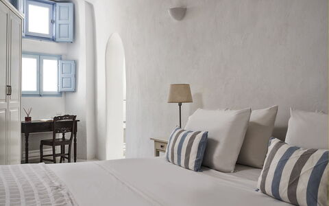 Villa Ivi: Linens, Schlafzimmer, Kissen, Bedding, Dekokissen, Bettdecke, Lampe, Bett, Hotel, Bettrahmen