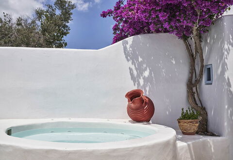 Villa Ivi: Blumentopf, Natürliches Material, Schatten, Design, Gartenmöbel, Zimmerpflanze, Badewanne, Armatur, Schwimmbad, Keramik