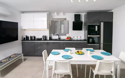 Maison Nica: Möbel, Küche, Küchengerät, Major Appliance, Interior Design, Countertop, Flooring, Haushaltsgerät, Beleuchtung, Stuhl