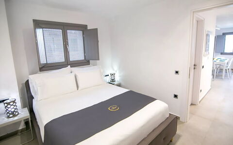 Maison Nica: Interior Design, Schlafzimmer, Bett, Bettrahmen, Wohnung, Bedding, Bettdecke, Hotel, Suite, Kissen