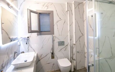 Maison Nica: Flooring, Interior Design, Fussboden, Armatur, Installation, Verbundwerkstoff, Decke, Spiegel, Fliese, Badezimmer