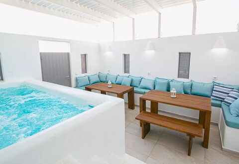 Maison Nica: Fussboden, Möbel, Schwimmbad, Resort, Freizeit, Gartenmöbel, Schatten, Hotel, Design, Villa
