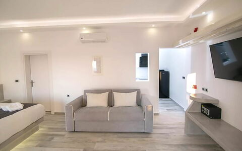 Maison Nira: Flooring, Möbel, Interior Design, Fussboden, Wohnung, Couch, Zimmer, Wohnzimmer, Suite
