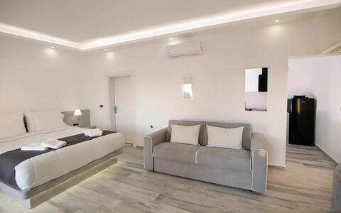 Maison Nira: Möbel, Flooring, Fussboden, Interior Design, Wohnung, Zuhause, Schlafzimmer, Couch, Bett