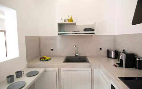 Maison Nira: Küchengerät, Küche, Countertop, Interior Design, Flooring, Major Appliance, Fussboden, Armatur, Haushaltsgerät, Zuhause