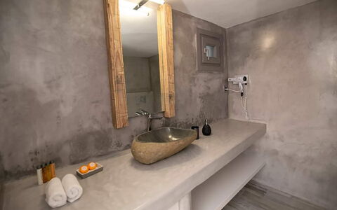 Maison Nira: Flooring, Fussboden, Interior Design, Armatur, Installation, Sinken, Zapfhahn, Badezimmer, Spiegel