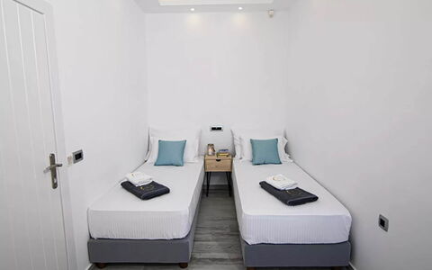 Maison Ranya: Interior Design, Bett, Fussboden, Schlafzimmer, Flooring, Möbel, Zimmer, Bettdecke, Dekokissen, Bedding