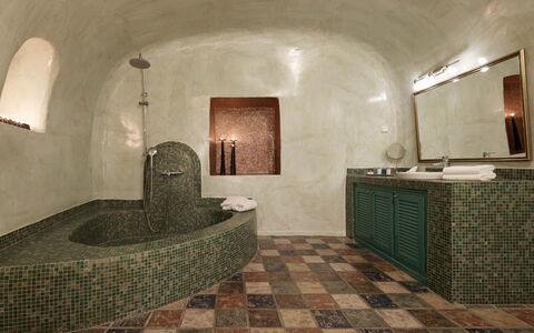 Mandra Suite: Flooring, Wand, Armatur, Interior Design, Fussboden, Badewanne, Badezimmer, Beleuchtung, Zapfhahn, Decke