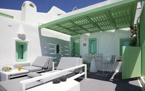 Alegria Suite: Wohnung, Decke, Stuhl, Design, Schatten, Hotel, Balkon, Gartenmöbel, Kaffetisch, Eco Hotel