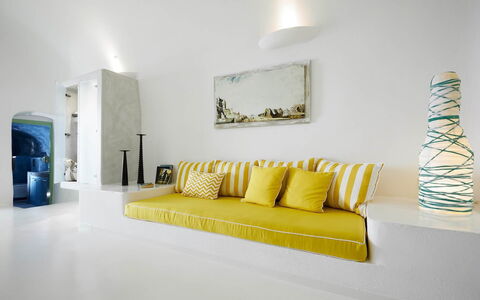 Alegria Suite: Möbel, Interior Design, Wand, Couch, Kissen, Flooring, Fussboden, Dekokissen, Wohnzimmer, Zimmer
