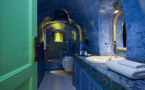 Alegria Suite: Blau, Beleuchtung, Armatur, Fliese, Bad Sink, Zapfhahn, Gewölbe, Light Fixture, Sinken, Badezimmer
