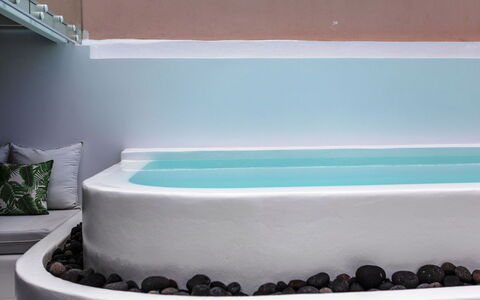 Mansion Orny: Badewanne, Armatur, Badezimmer, Natürliches Material, Jacuzzi, Hotel, Zimmerpflanze, Installation
